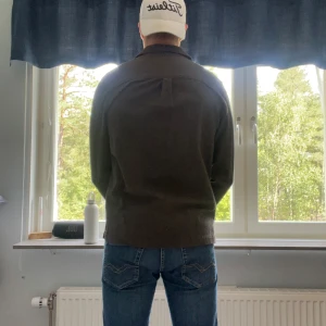 Grön overshirt från Bläck - Snygg grön overshirt från Bläck i ullblandning. Klassisk design med krage, knäppning framtill och två bröstfickor. Perfekt lager-på-lager-plagg för en clean och stilren look. 