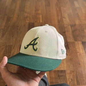 New era keps - Säljer nu min feta new era keps då den är för liten. Väldigt bra skick, använd ett fåtal gånger. Storlek 55.8cm. Priset är inte hugget i sten