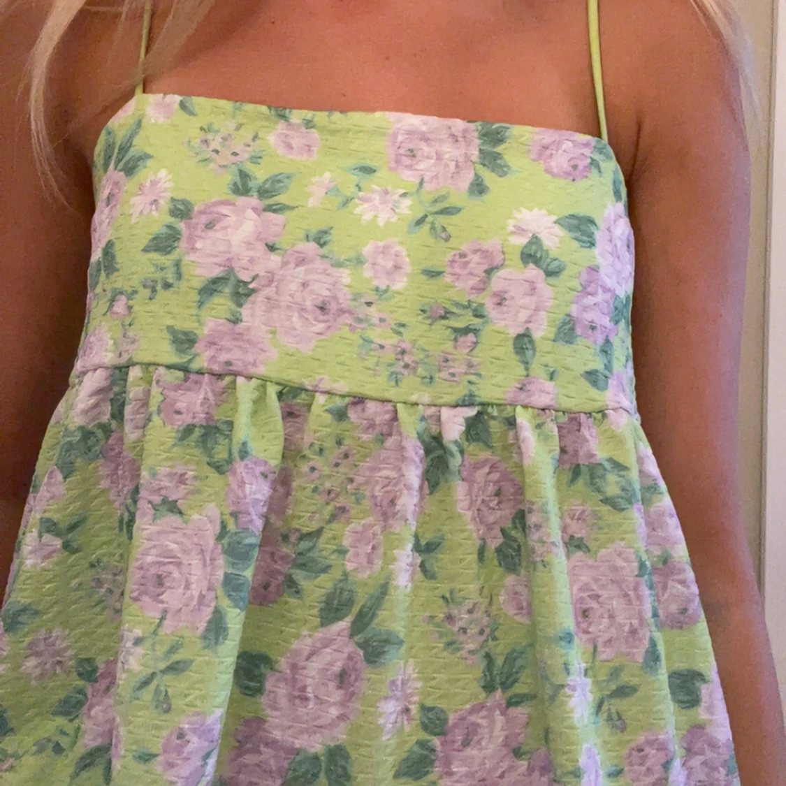 Grön blommig linnetopp med tunna band - 2