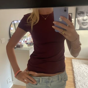 Vinröd tight T-shirt  - Knappt använd. Stretchig.