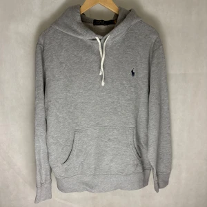 Ralph Lauren hoodie - Mycket fint skick! Modellen är 185