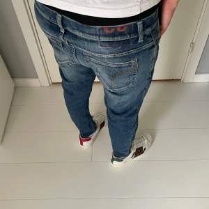 Dondup jeans - Tja! Säljer nu dessa extremt feta dondup jeansen! Dondup jeansen är i fint skick! Modellen på bild är 177 och jeansen är för korta för han! Alla slitningar är orginal från fabrik=design!  Nypris 4000+! Skriv vid bilder eller frågor! Vid snabbaffär=bättre pris