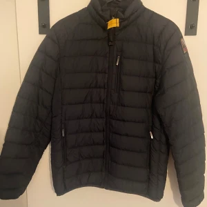 Svart jacka från Parajumper  - Svart jacka från Parajumper som är i gottskick andvänd men inga defekter på den mm! Perfekt jacka för dig som vill ha en lätt men både snygg jacka!! Storleken är Y_L
