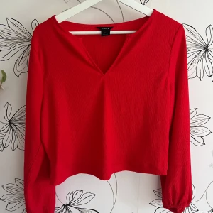 Röd blus från Lindex - Säljer denna röda blus från Lindex i storlek S, knappt använd så i bra skick!