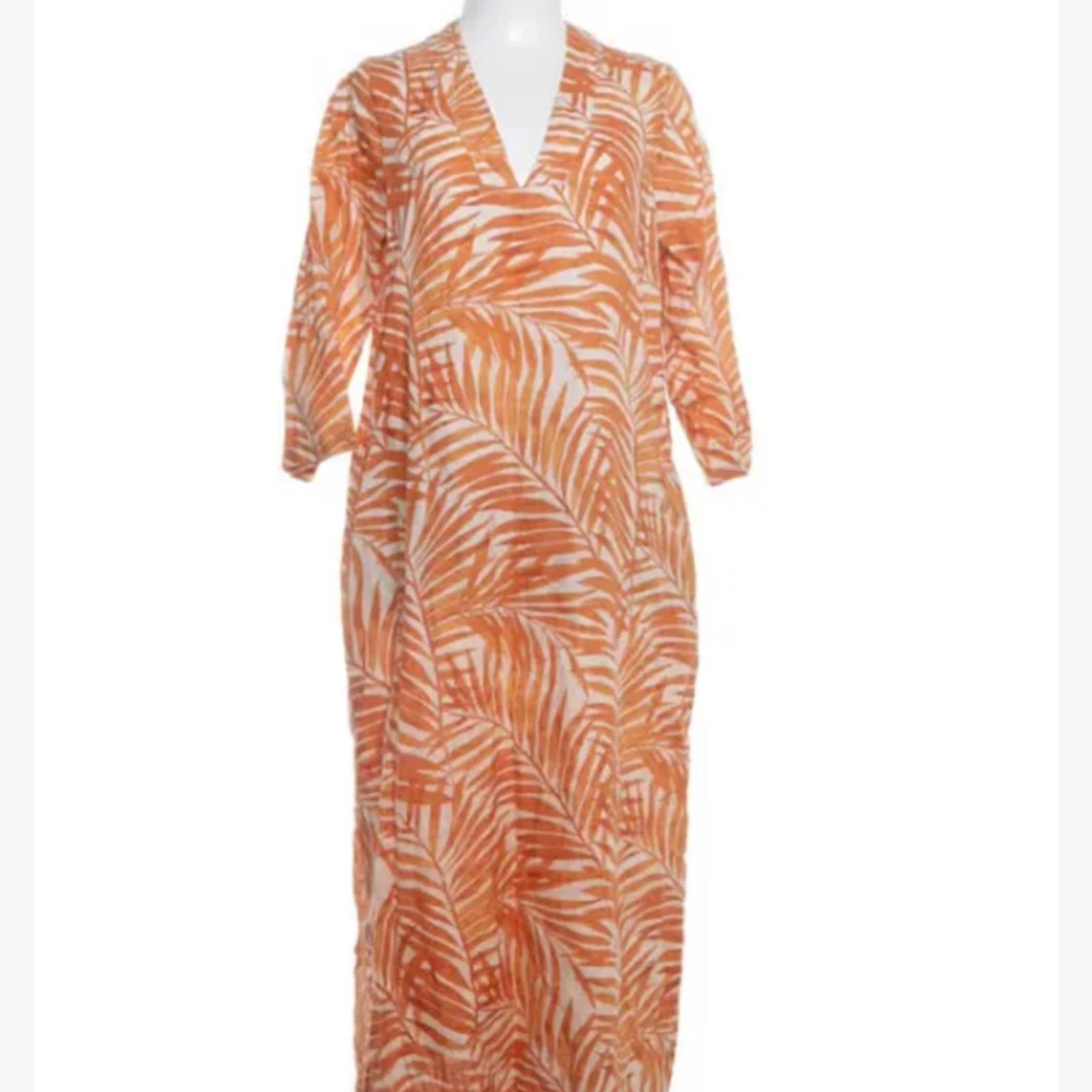 Orange mönstrad långklänning