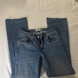 Blå bootcut lågmidjade jeans - Snygga blå lågmidjade jeans. Jeansen har en cool tvättad look och är tillverkade i slitstarkt denim. Passar perfekt till sneakers eller boots för en chill vibe.