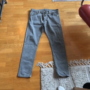 Levi's 520 ljusblå jeans 33/32 - Säljer ett par Levi's 520 jeans i ljusblå tvätt. Modellen har en avslappnad passform med avsmalnande ben och klassiska fem fickor. Jeansen är tillverkade i mjukt bomullsmaterial och har Levi's patch bak i midjan. Perfekt för dig som gillar chill och stilren look.