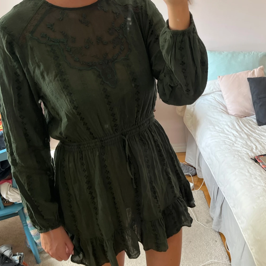 Mörkgrön kort klänning med volang - 3