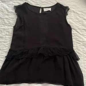 Söt svart topp - Så fin topp från neo Noir. En liten defekt som syns på sista bilden.