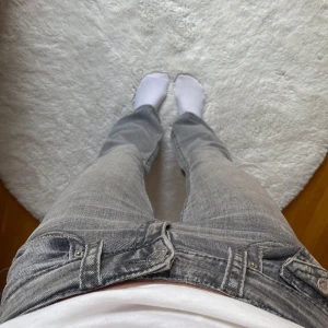 Grå bootcut jeans från Gina Tricot - Snygga grå jeans från Gina Tricot med bootcut-modell och klassisk femficksdesign. Priset kan sänkas till 200kr. Jeansen har låg midja och är perfekta för dig som gillar en avslappnad men trendig look❣️