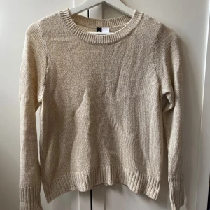 Beige stickad tröja - Säljer denna stickade tröja perfekt nu till hösten! Den är ganska användning - därav priset!💕