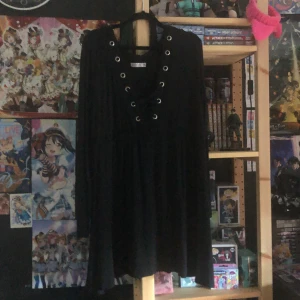 Svart kortklänning med snörning - Svart kortklänning från Innocent Lifestyle med cool snörning framtill och silverfärgade öljetter som inte kom till användning . Köptes på blufox för 500 | kontakta innan du köper | kontakta för mer bilder 