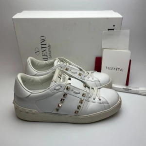 Valentino dam skor  - Hej! Säljer nu dessa sjukt snygga Valentino skor. Skorna är i fint skick! Allt og + original kvitto medföljer. Hör gärna av dig vid frågor!
