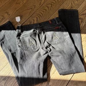 Low waist jeans  - Super snygga low waist jeans med ett hål!! 