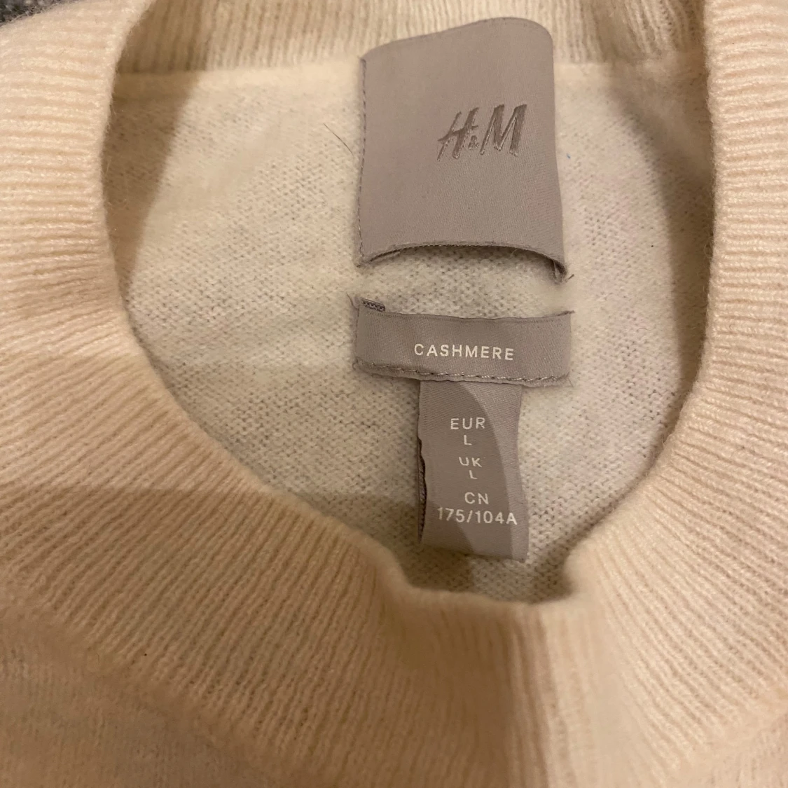 Beige kashmirtröja från H&M - 1