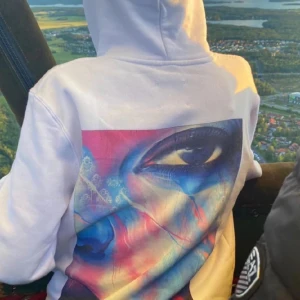 The cool elephant hoodie - En vit hoodie från the cool elephant med tryck på ryggen💞Ny pris är 600 o jag säljer för 200 men priset kan diskuteras (lånade bilder)