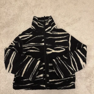 teddyjacka i mönster - säljer den virala hm teddyjackan i detta zebra-liknande mönstret då jag inte längre använder den. den är superskön och perfekt till hösten. 