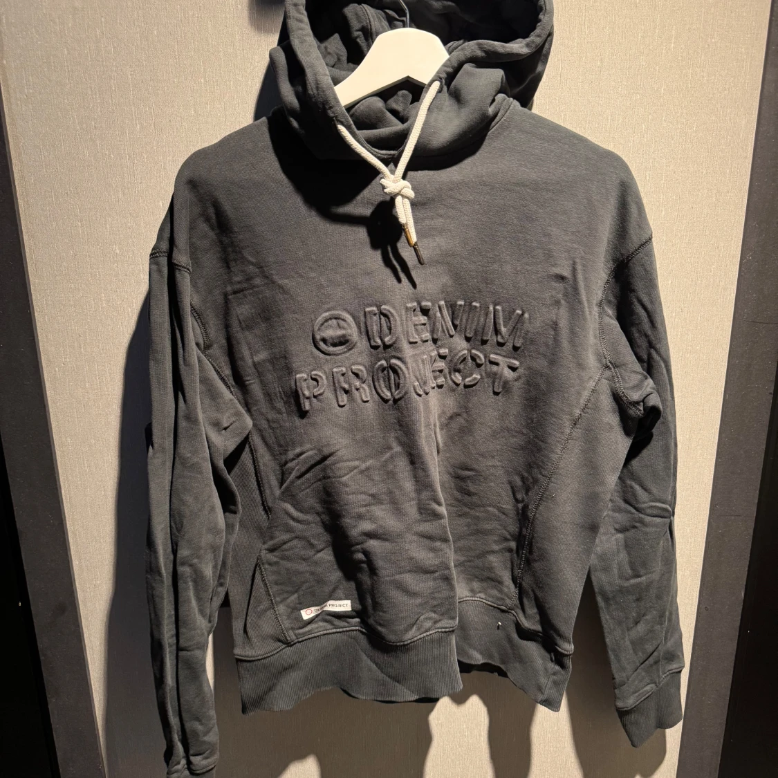 Mörkgrå hoodie från Denim Project