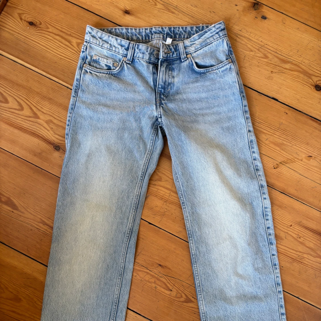 Weekday Arrow ljusblå jeans