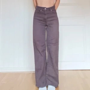 Bruna vida byxor strl 36 - Säljer ett par bruna jeans i storlek 36. Byxorna är högmidjade med raka, vida ben och klassiska fickor både fram och bak. 