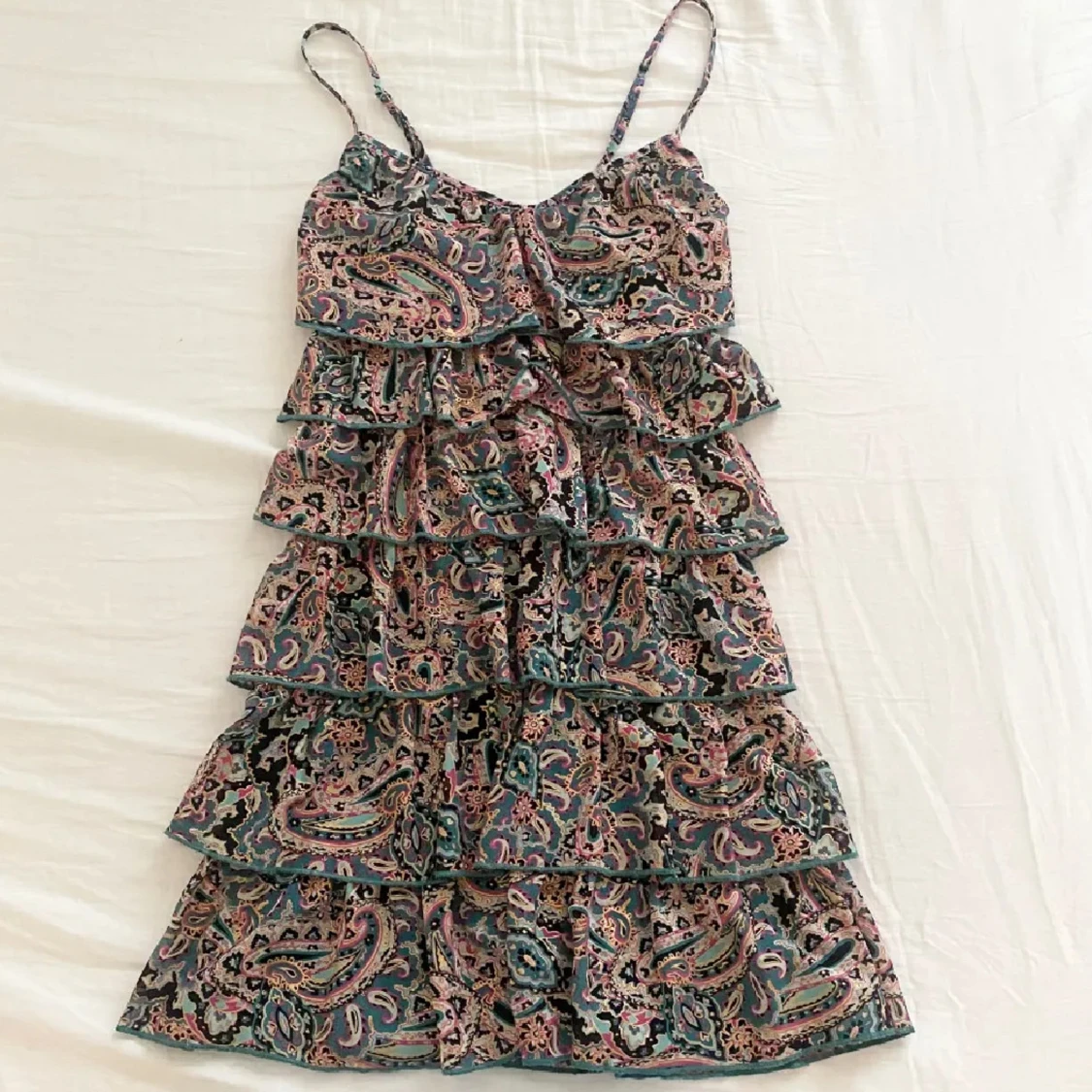 Paisleymönstrad volangklänning - 1