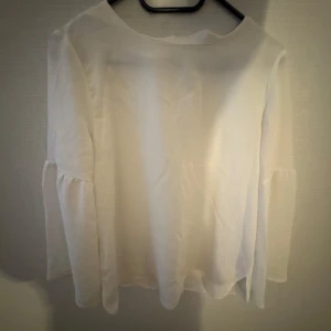 Vit blus med vida ärmar - Enkel och stilren vit blus med rund halsringning, den är lite 3 kvart så den är inte hela vägen ner i armarna