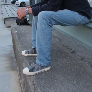 Valentino Garavani camo ”Converse” - Ett par exklusiva sneakers från Valentino Garavani. Modellen är sedan länge slutsåld och otroligt svår att få tag på idag – perfekt för samlaren eller den som vill sticka ut med ett par unika skor.  OBSERVERA: Skorna säljs utan kvitto, originalbox och skosnören.