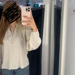 Superfin unik blus med fint mönster  - Säljer en helt oanvänd unik blus med ett superhäftigt blommigt mönster, materialet är lätt och bekvämt och den faller fint, den är aldrig använd och har lappen kvar! Nypris var 500 men tror inte att den säljs längre 