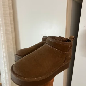 Bruna mocka uggs - Mysiga boots i brun mocka med mjukt foder på insidan. Strl 38 men passar även 39/40