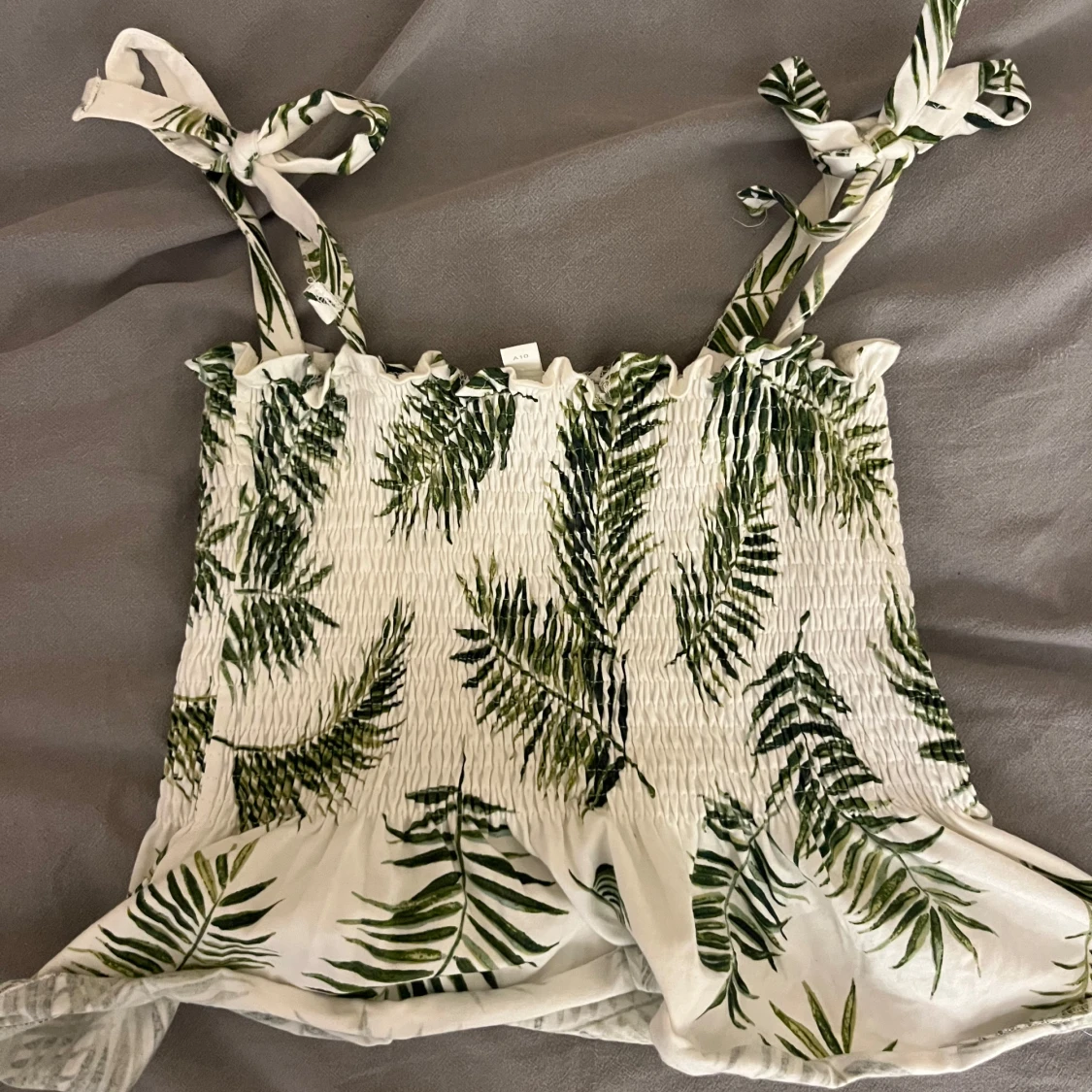 Vit topp med grönt mönster - 1