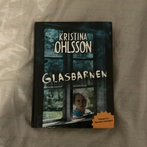 Glasbarnen - En spännande och mystisk bok där Billie och hennes mamma flyttar till ett nytt hus där märkliga och otäcka saker börjar hända. Tillsammans med kompisen Aladdin försöker Billie ta reda på sanningen om husets mörka historia. Perfekt för dig som gillar rysliga berättelser!