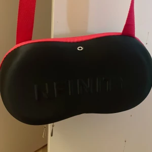 Vita träningsskor/cheerleading skor från Nfinity - Säljer ett par vita tränings skor från Nfinity, perfekta för cheerleading. Vita syntetiska detaljer och snörning. De levereras i en hård, formad väska med röd dragkedja och handtag. Skorna är oanvända, säljer då dom är försmå. Köptes för 2000 med frakt.