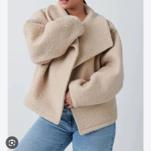 Beige teddyjacka - Supermysig beige teddykappa som är perfekt nu till hösten i storlek XS!! 
