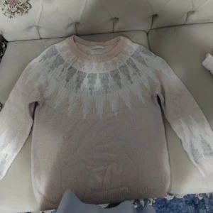 Beige stickad tröja LC Waikiki S - Supermysig stickad tröja från LC Waikiki i beige och ljusgrå toner med coolt mönster upptill och små pärldetaljer. Rund halsringning och långärmad modell, perfekt för kalla dagar. Materialet är 80% akryl och 20% polyester. (Kommer att stryka den innan jag skickar:))