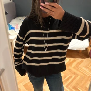 Stickad tröja med ränder - Super fin stickad tröja som är lite tjockare i tyget💗använd en del men är som i ny skick!💗