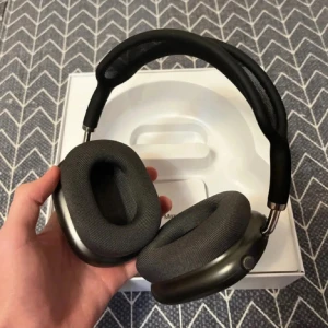 🎧 - Bilderna visar ett par svarta over-ear hörlurar med modern design och mjuka öronkuddar. Produkten levereras med ett skyddsfodral och originalförpackning. Perfekt för dig som älskar musik och vill ha stilrena hörlurar med hög komfort. Skriv om kvitto!