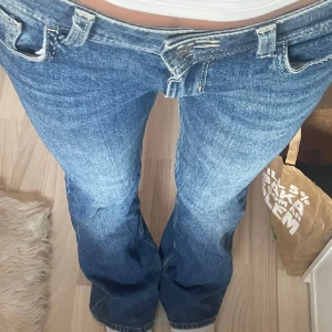 Lågmidjade bootcut jeans - Såå snygga lågmidjade vintage bootcut jeans 🤍 Slutslåda, jättebra skick förutom lite slitningar längst ner (se bild 5)