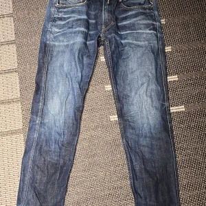 Sällsynta Barcelona Replays Anbass 32/30 - Säljer ett sällsynt par Barcelona Replay jeans. Modellen är anbass och storleken är W32 L30