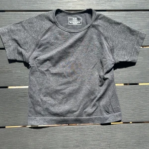 Mörkgrå cropped t-shirt XS - Croppad mörkgrå t-shirt antingen för träning eller vardags 