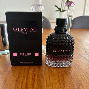 Valentino Uomo Born In Roma Intense samples - 2Ml:29 3Ml:49 5Ml:79 10Ml:119 Allt som är kvar(runt 30ml):279