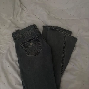 Bootcut jeans från True Religion - Säljer ett par snygga bootcut jeans från True Religion. Färg: vintage. Säljs pågrund av ingen användning av de, har använt dem 2 gånger. Köpta för en månad sen av Nelly. Inga tecken på användning och kan passa strl 28. Nypris: 1 399kr. Pris går att diskuteras💕