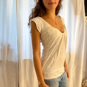 Vit urringad topp - Vit topp, perfekt till uppklädd vardag. Passar till alla klädstilar. Då jag sytt den själv, finns det inte likadana att köpa. Hör av er vid mer frågor! 