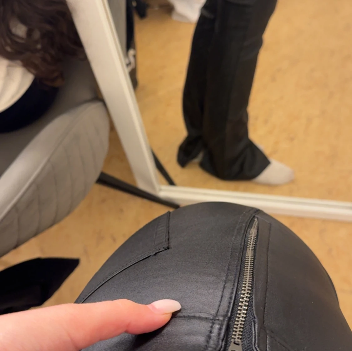 Svarta bootcut byxor med slits i skinnimitation - 3