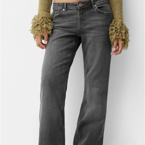 Grå raka jeans med normal midja - Snygga grå jeans med rak passform och jätte snygga till hösten. Storleken är 38 R