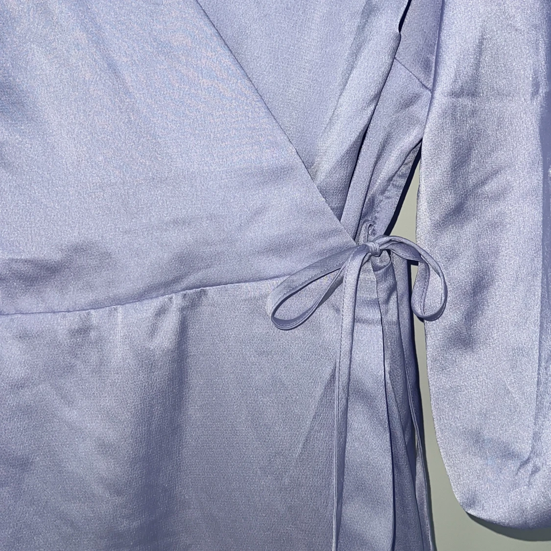 Ljuslila omlottklänning från Liquorish - 2