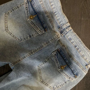 Lågmidjade bootcut jeans - Jättefina jeans med fina bakfickor, kramar om benen perfekt, insydda i midjan. Hör av dig vid frågor eller intresse💓 strlk W28 L32 (ungefär s)