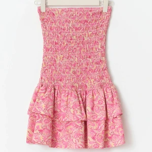 smock-klänning💓 - Supersöt bandeau smock-klänning perfekt till sen sommar, semester, dejt eller fest💓trots att den är i L så passar den även M/S, beroende på byst-storlek💓