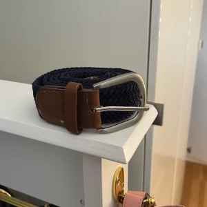 Flätat Bälte - Säljer detta bälte då det inte används! Har för mig att den är från top store men osäker! Skriv vid funderingar! Fungerar utan bekymmer‼️ Mvh🤗