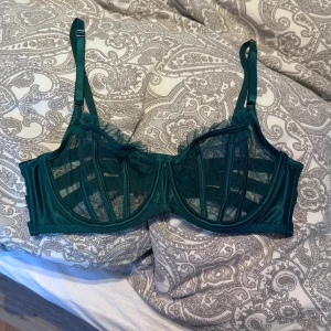 Bh hunkemöller - Oanvänd bh från hunkemöller storlek 75c, fräsch och inga defekter.