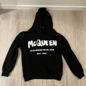 Alexander Mqueen hoddie - Riktigt fet hoddie från Alexander Mqueen! Väldigt bra skick och i storlek M. Äkthetsbevis finns. Hör av dig vid frågor 